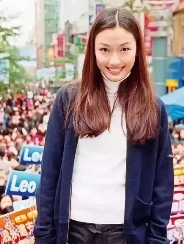 他們牽手了!離婚兩年後終於坐實了他婚內出軌…!