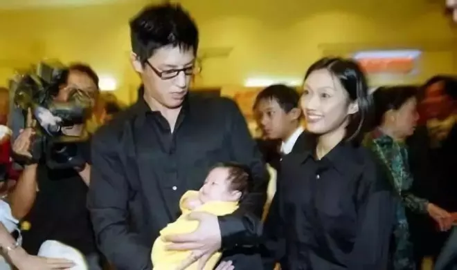 他們牽手了!離婚兩年後終於坐實了他婚內出軌…!