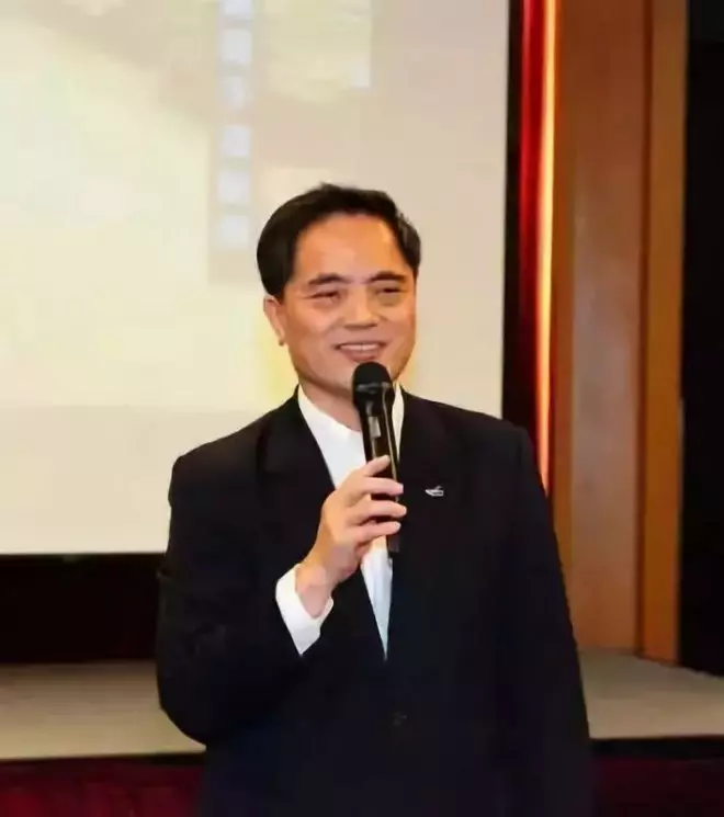 他們牽手了!離婚兩年後終於坐實了他婚內出軌…!