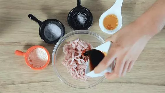 青椒肉絲,看似簡單卻不好炒,這樣做色香味俱全!