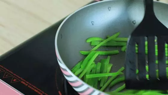 青椒肉絲,看似簡單卻不好炒,這樣做色香味俱全!