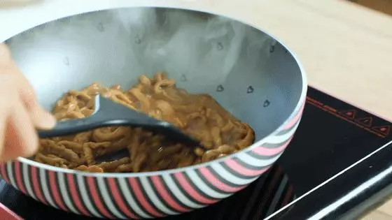 青椒肉絲,看似簡單卻不好炒,這樣做色香味俱全!