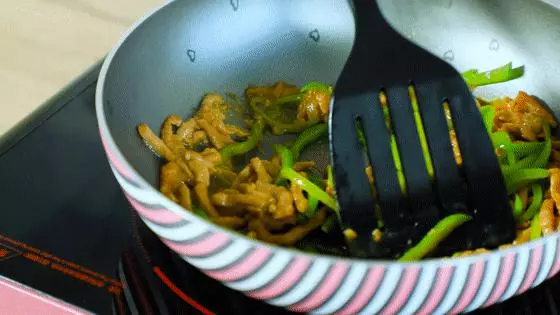 青椒肉絲,看似簡單卻不好炒,這樣做色香味俱全!
