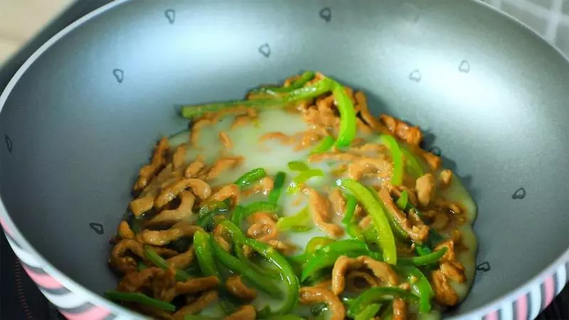 青椒肉絲,看似簡單卻不好炒,這樣做色香味俱全!