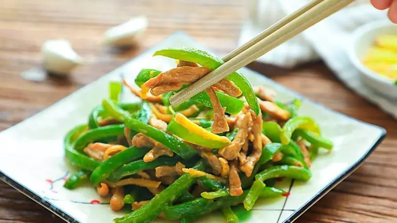 青椒肉絲,看似簡單卻不好炒,這樣做色香味俱全!