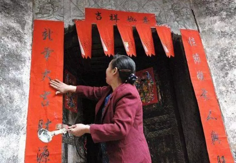 一罐「春聯神器」看過的都不年輕了 網回憶:以前還能挖來吃 - 爆新聞