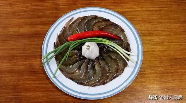 這是蒜蓉大蝦的家常做法,比蒸出來的好吃,簡單易做,越吃越香