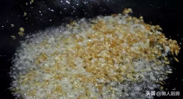 這是蒜蓉大蝦的家常做法,比蒸出來的好吃,簡單易做,越吃越香