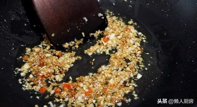 這是蒜蓉大蝦的家常做法,比蒸出來的好吃,簡單易做,越吃越香