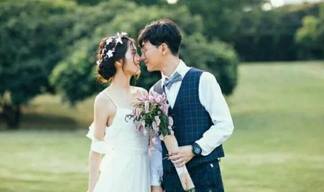 男友出國,我替他照顧父母,四年後,他舉行婚禮,我當伴娘
