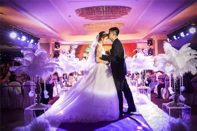 小叔子結婚,我送了一輛30萬的車,但是他打開車門後卻撒腿就跑!