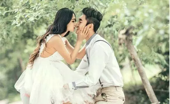 小叔子結婚,我送了一輛30萬的車,但是他打開車門後卻撒腿就跑!