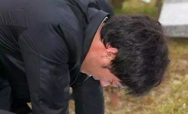 姐姐打工養弟弟,殘疾後卻被弟弟拋棄,十年後回家弟弟蒙住