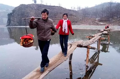 兒媳來拜年,吃飯時總掉筷子,婆婆不解,蹲下觀察後,溜廁所報警
