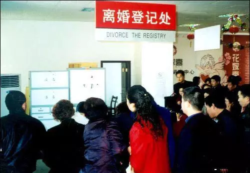 為慶祝丈夫凈身出戶,妻子舉行離婚慶典,中途接一電話,妻子傻住