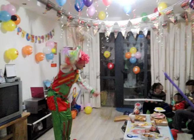 為慶祝丈夫凈身出戶,妻子舉行離婚慶典,中途接一電話,妻子傻住