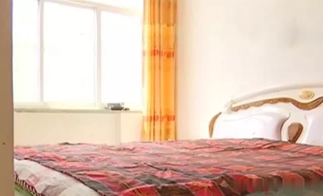 女鄰居老公去世,丈夫住女鄰居家三年,女鄰居:他是來幫忙種地的