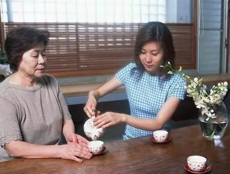 飯桌上婆婆潑俺一臉豆漿,俺用饅頭砸她,得知真相後,俺傻住