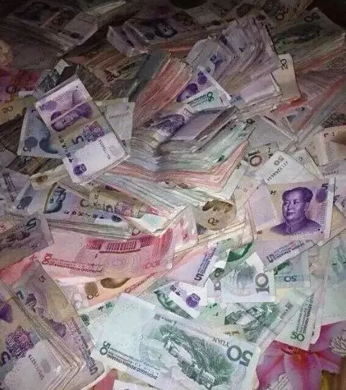 老人每次都拿冥幣買早餐,老闆不拆穿還找她十塊,半年後來了驚喜