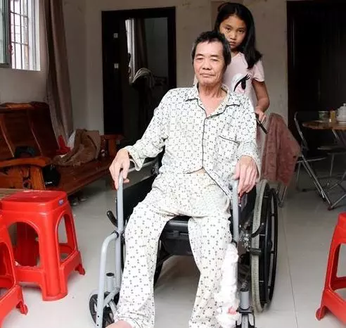 懂得感恩最可貴!11歲女孩婉拒親生父母,不畏苦照顧癱瘓養父報養育恩!