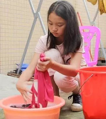 懂得感恩最可貴!11歲女孩婉拒親生父母,不畏苦照顧癱瘓養父報養育恩!