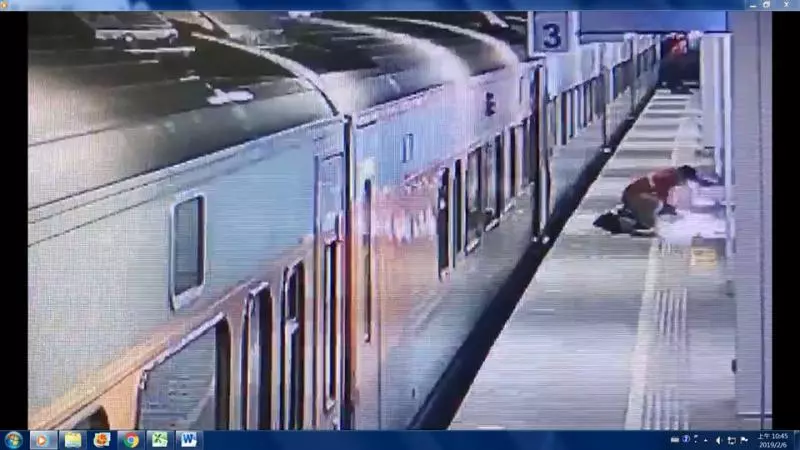女乘客遺失金手鍊,台鐵清潔工「翻垃圾堆幫尋回」,熱心和專業精神讓人敬佩!