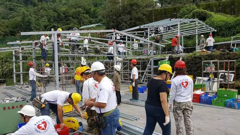 免費破屋重建!白髮阿嬤抱著義工感動涕零,理事長:「希望以愛啟發愛,散播關懷的種子!」
