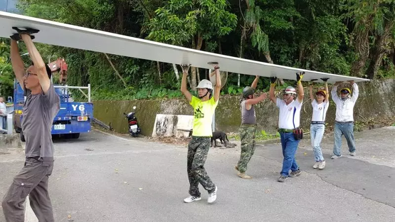 免費破屋重建!白髮阿嬤抱著義工感動涕零,理事長:「希望以愛啟發愛,散播關懷的種子!」