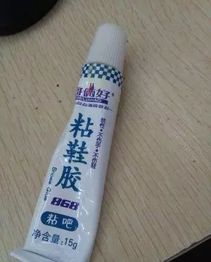 鞋子開膠了怎麼辦?別傻傻扔了,教你1招,讓鞋子像新的一樣