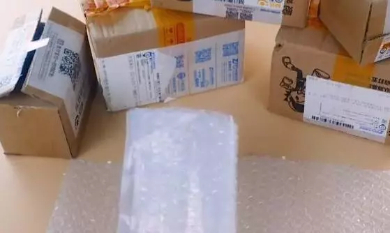 快遞氣泡膜千萬不要扔,原來放衛生間和廚房特別實用,方法太棒了