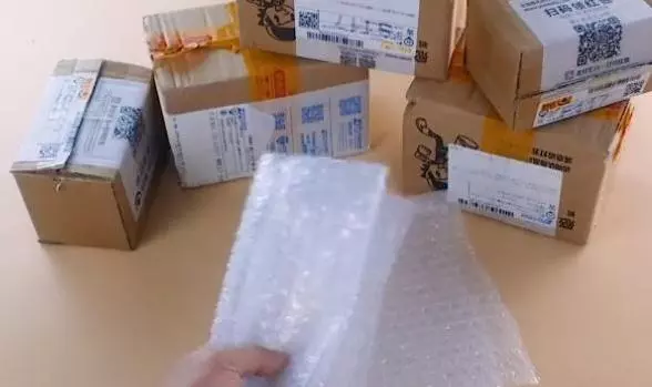 快遞氣泡膜千萬不要扔,原來放衛生間和廚房特別實用,方法太棒了