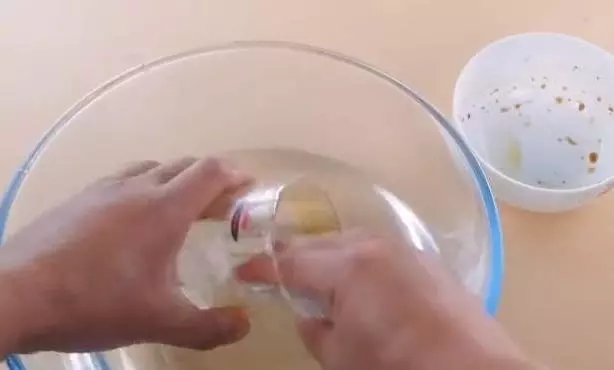 快遞氣泡膜千萬不要扔,原來放衛生間和廚房特別實用,方法太棒了