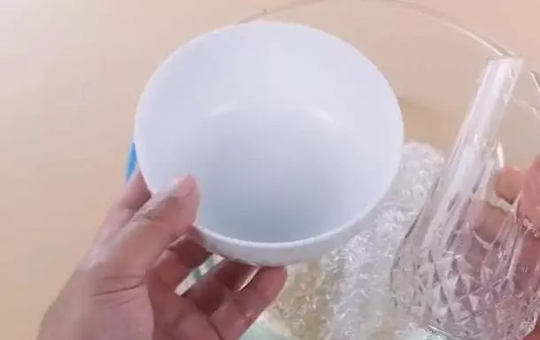 快遞氣泡膜千萬不要扔,原來放衛生間和廚房特別實用,方法太棒了