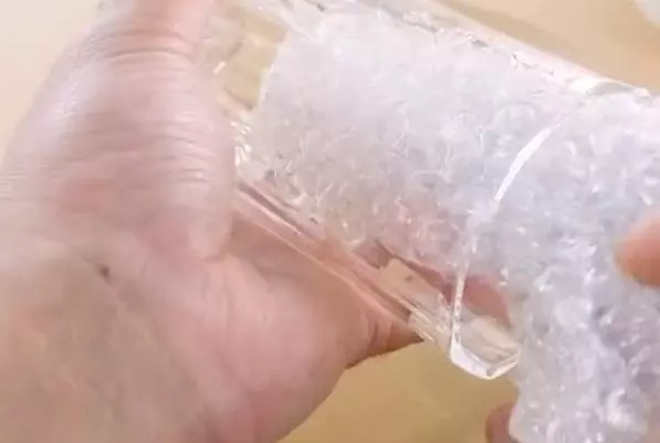 快遞氣泡膜千萬不要扔,原來放衛生間和廚房特別實用,方法太棒了