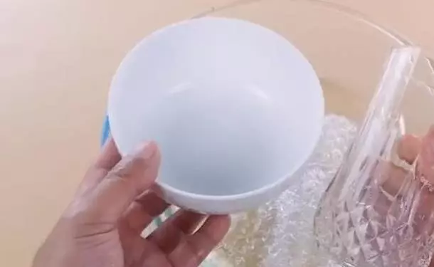 快遞氣泡膜千萬不要扔,原來放衛生間和廚房特別實用,方法太棒了