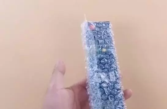 快遞氣泡膜千萬不要扔,原來放衛生間和廚房特別實用,方法太棒了
