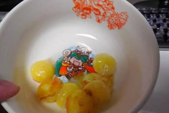 烏龜在家下了11個蛋,主人打算煎著吃,剛敲碎主人腸子都悔青了