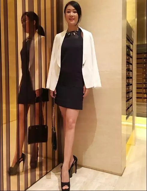她港姐出身被周潤發看中,結婚後被傳出軌今52歲貌若少女