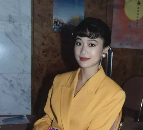 她港姐出身被周潤發看中,結婚後被傳出軌今52歲貌若少女