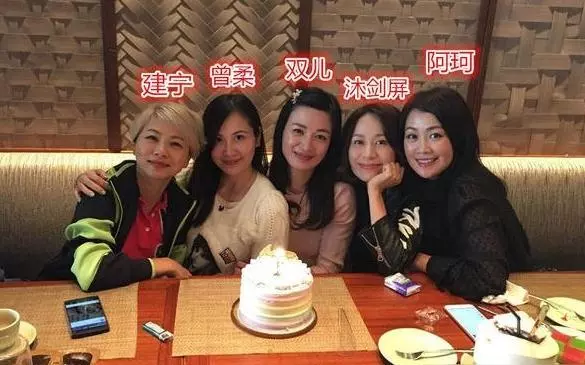 她港姐出身被周潤發看中,結婚後被傳出軌今52歲貌若少女