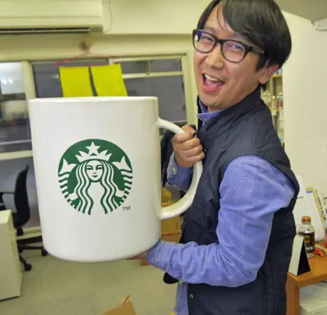 他砸8萬買下「巨無霸星巴客杯子」 滿懷期待捧著它去買咖啡「店員反應讓網友笑翻」:超專業!