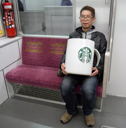 他砸8萬買下「巨無霸星巴客杯子」 滿懷期待捧著它去買咖啡「店員反應讓網友笑翻」:超專業!