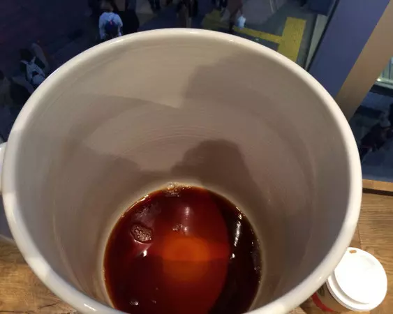 他砸8萬買下「巨無霸星巴客杯子」 滿懷期待捧著它去買咖啡「店員反應讓網友笑翻」:超專業!