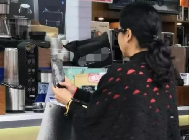 郭晶晶婆婆與好友逛街購物,當看清她們買的東西後,網友炸鍋了!