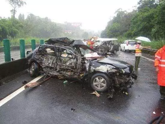 父母車禍去世,爺爺將孫子送人,孫子長大後,爺爺卻說母親還活著