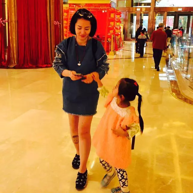 齊秦與雅雅忘年戀近照曝光,兒女雙全,女兒六歲美麗似媽媽