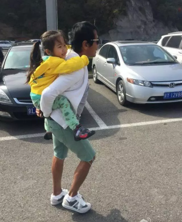 齊秦與雅雅忘年戀近照曝光,兒女雙全,女兒六歲美麗似媽媽