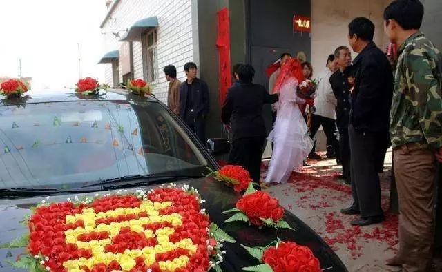 女友打工供我上大學,我學成歸來卻提分手,2年後我悔青腸子
