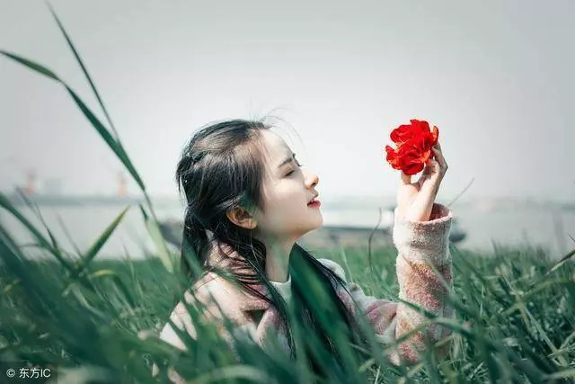 女友打工供我上大學,我學成歸來卻提分手,2年後我悔青腸子