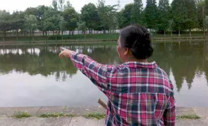 姐弟溺水,奶奶卻只救弟弟,8年後母親進城打工,街頭一女子流淚大喊:媽媽